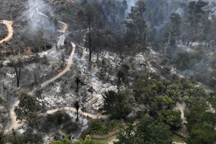 Combinação 30-30-30 ajudou a espalhar fogo no Chile, diz especialista