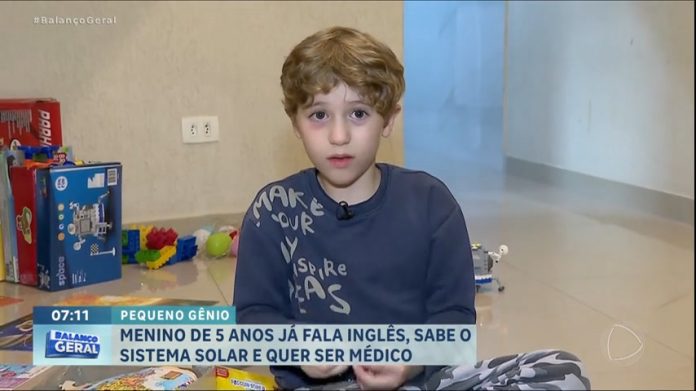 Conheça o menino de 5 anos que fala inglês fluentemente e sabe todas as funções do corpo humano e sistema solar - RecordTV