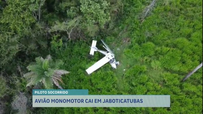 Corpo de Bombeiros resgata piloto de monomotor que caiu em MG