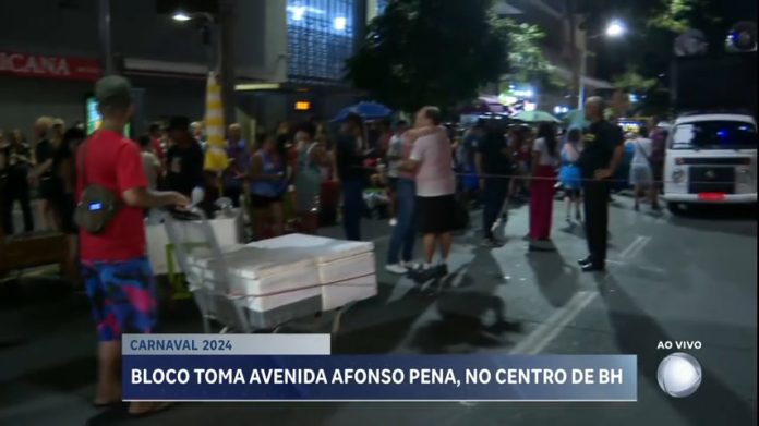 Cortejo de Carnaval anima foliões em avenida movimentada de BH