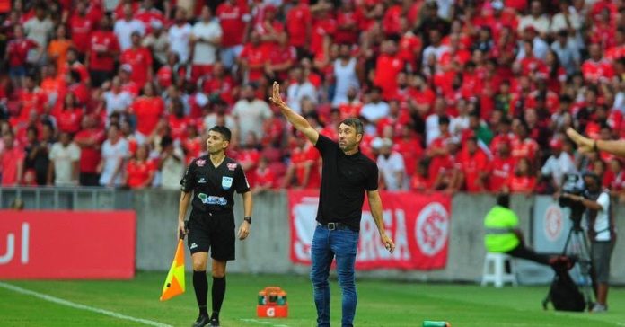 Coudet vê vitória no Gre-Nal como chance para consolidar grupo do Inter na temporada