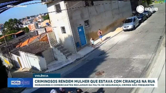 Criminosos rendem mulher que estava com crianças na rua e desistem de assalto após choro - Notícias