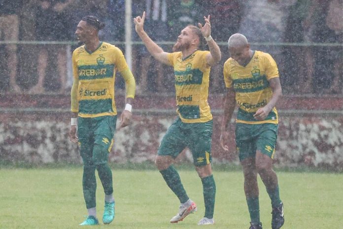 Cuiabá se adapta ao gramado alagado, goleia o Real Noroeste e passa na Copa do Brasil :: ogol.com.br