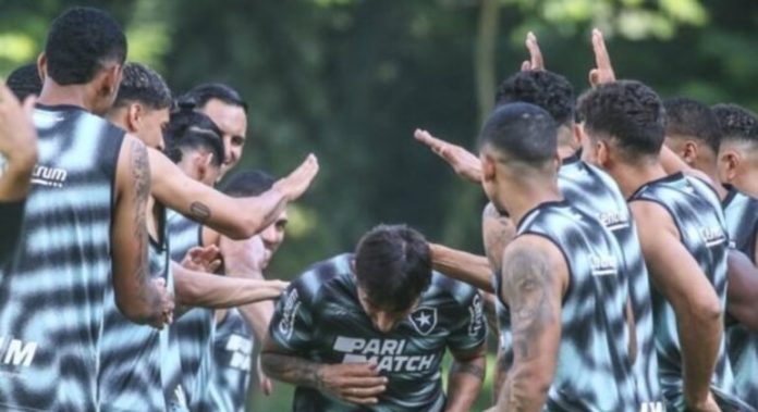 Damián Suárez recebe ‘batismo’ de companheiros do Botafogo - Esportes