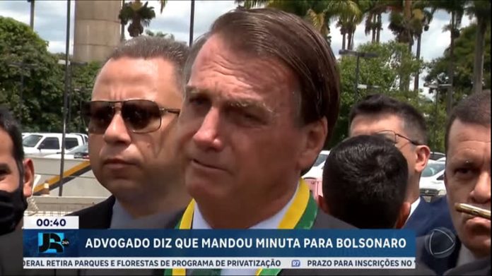 Defesa de Bolsonaro diz ter mandado a suposta minuta do golpe para o ex-presidente ler - JR 24H