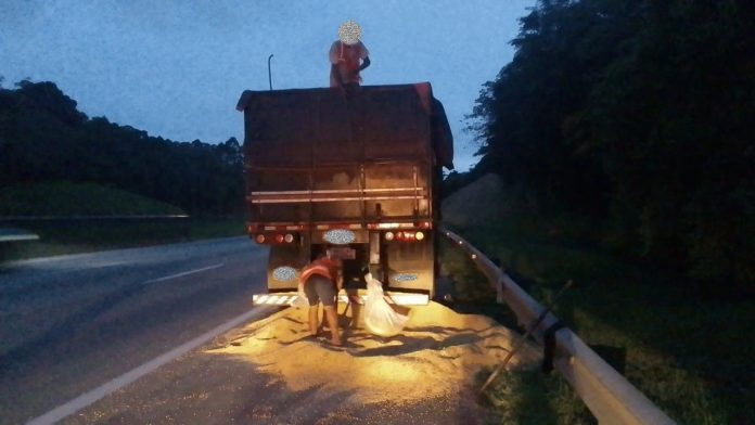 Derramamento de carga bloqueia parcialmente Rodoanel em SP