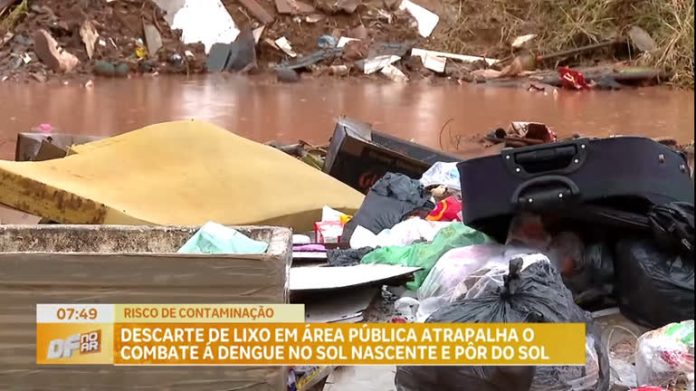 Descarte de lixo em área pública atrapalha o combate à dengue em regiões do DF - Brasília