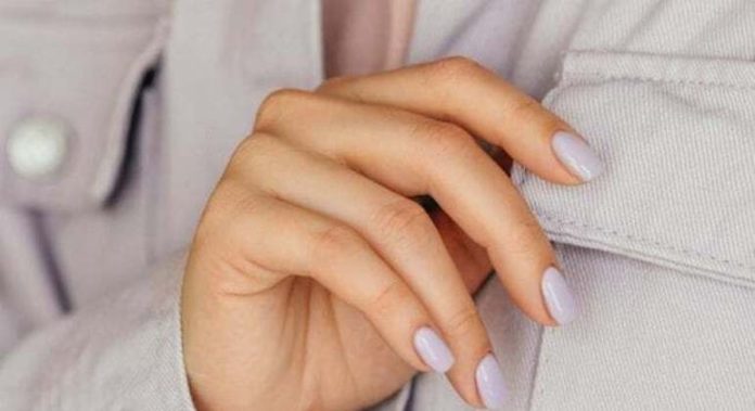 Descubra as 5 cores perfeitas para destacar a beleza de unhas curtas - Cidades