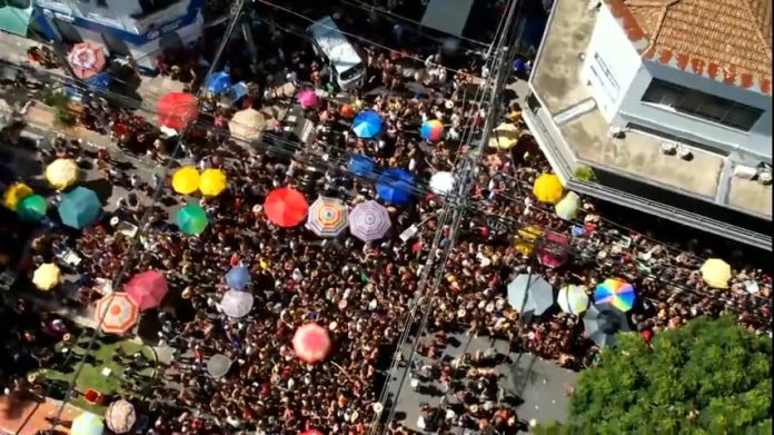 Desfile do bloco carnavalesco Unidos do Barro Preto diverte foliões em BH