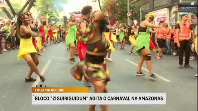 Desfile do bloco Ziguiriguidum arrastou foliões com ritmo de axé retrô em BH