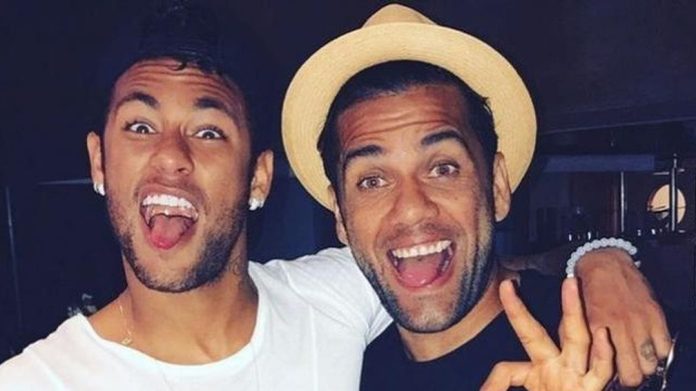 Dinheiro de Neymar pode tirar Daniel Alves da cadeia. Para que jogador, condenado por estupro, cumpra prisão domiciliar - Prisma