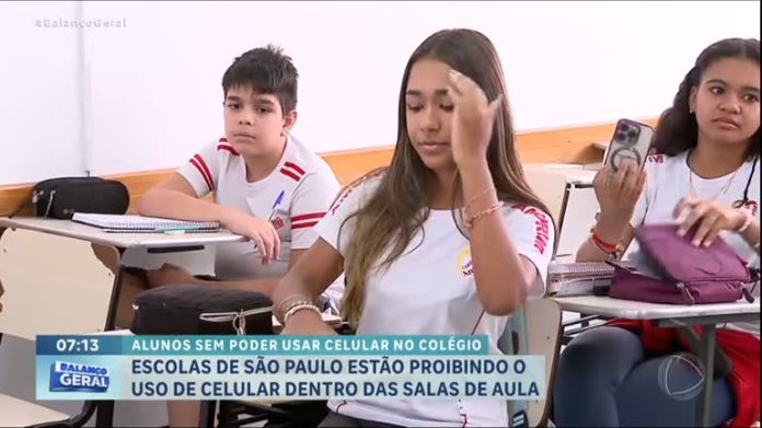 Diretor de escola diz que alunos aprovaram restrição aos celulares - RecordTV