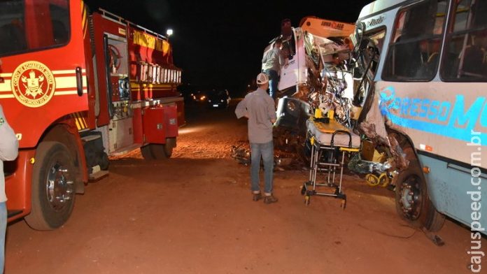 Dois mortos e um ferido grave em colisão entre ônibus e caminhão - Geral