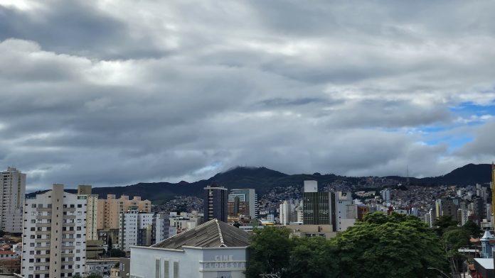 Domingo de Carnaval em BH deve ter céu nublado, calor de 30° C e chuvas isoladas