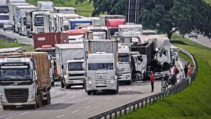 Engavetamento entre três veículos deixa feridos na rodovia dos Bandeirantes em Jundiaí