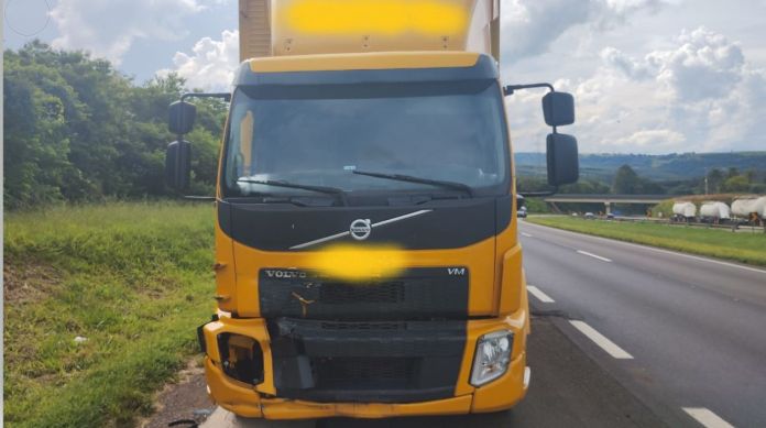 volvo vm amarelo