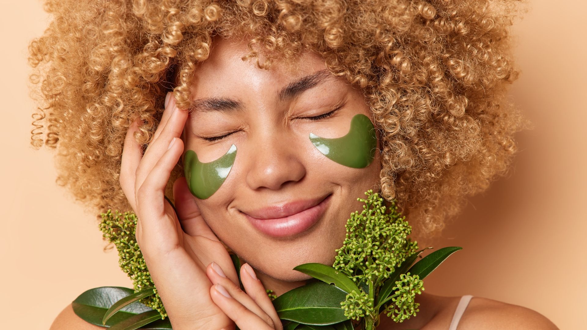 Mulher posando com elementos naturais que remetem aos ingredientes do Upcycling Beuty