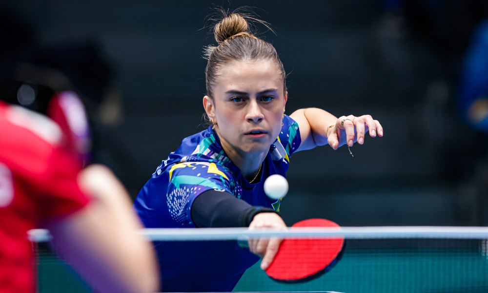 Bruna Takahashi em ação no WTT Star Contender de Doha - tênis de mesa Brasil