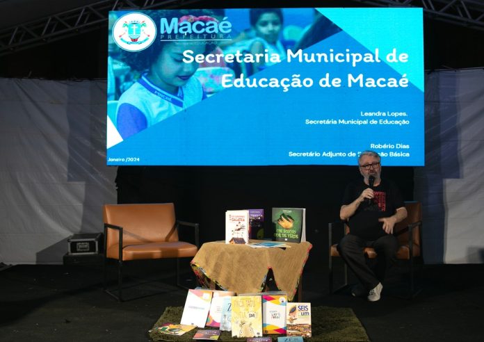 Escritor Claudio Fragata e Violúdico encerram evento Por uma Educação Antirracista