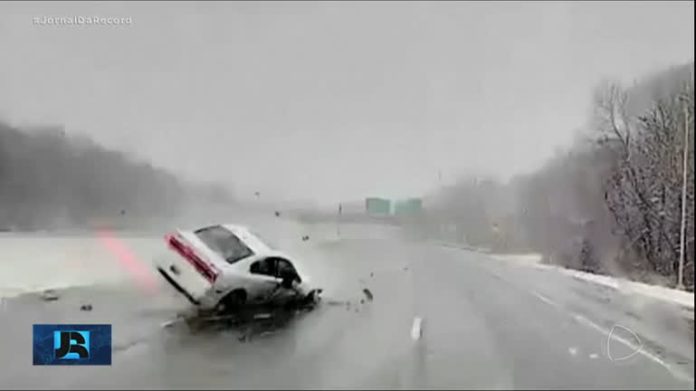 EUA: carro capota em estrada e quase atinge ambulância que carregava paciente - Notícias
