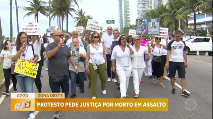 Familiares do jovem morto em assalto no Recreio dos Bandeirantes fazem manifestação na orla do Rio - Rio de Janeiro