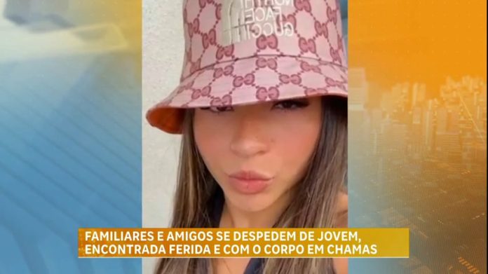 Familiares e amigos se despedem de jovem encontrada ferida e com corpo em chamas