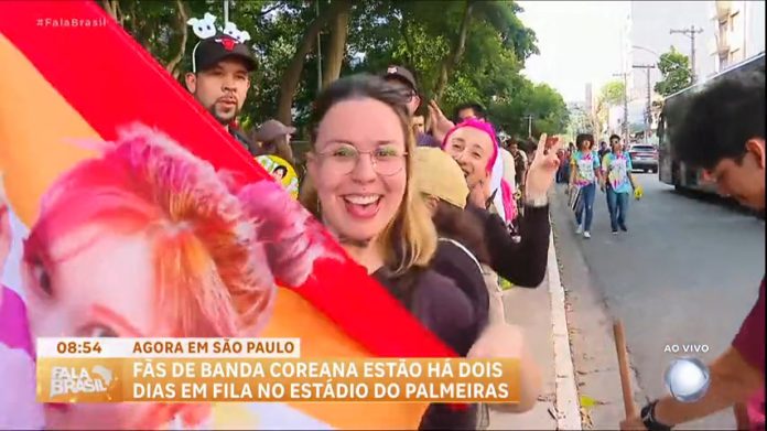 Fãs acampam em porta de estádio para assistir ao show da banda coreana TWICE