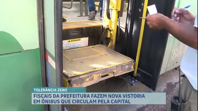 Fiscais da prefeitura de BH vistoriam garagem de ônibus para verificar situação de coletivos