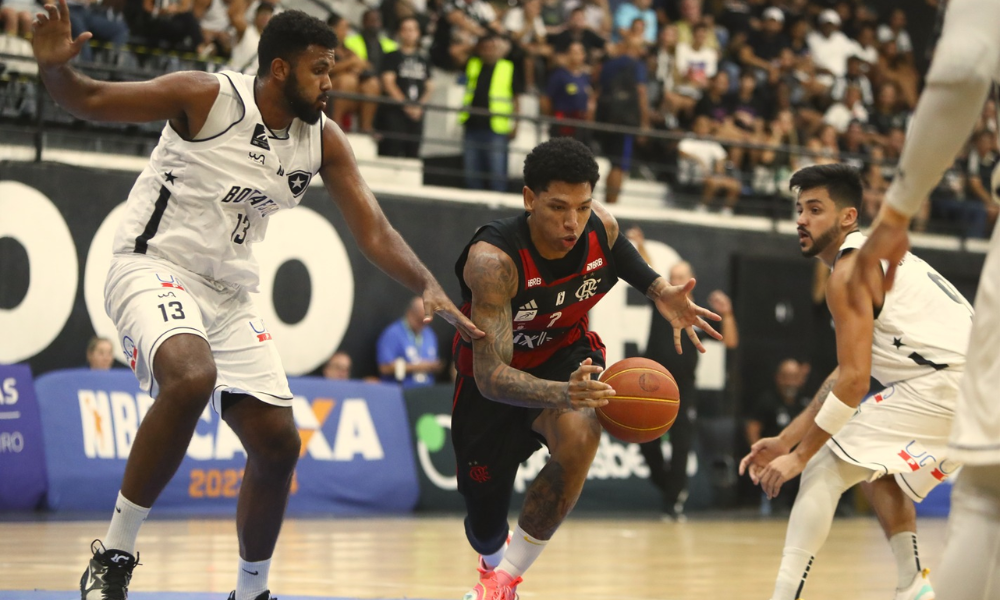 Didi Louzada em ação durante jogo Botafogo x Flamengo pelo NBB