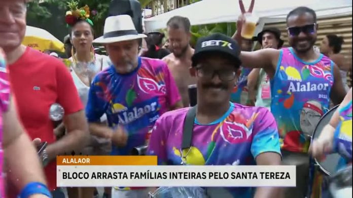 Foliões de todas as idades pulam Carnaval em bloco de BH