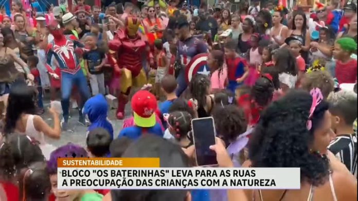 Foliões mirins se reúnem em avenida no bloco carnavalesco Os Baterinhas, em BH