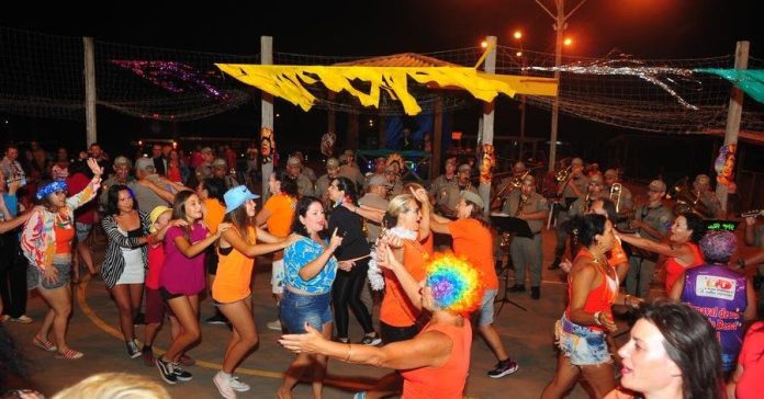 Foliões se divertem no Carnaval da Praia do Barco, em Capão da Canoa