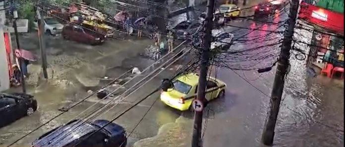 Forte chuva atinge o Grande Rio; capital entra no estágio 3 de alerta - Notícias