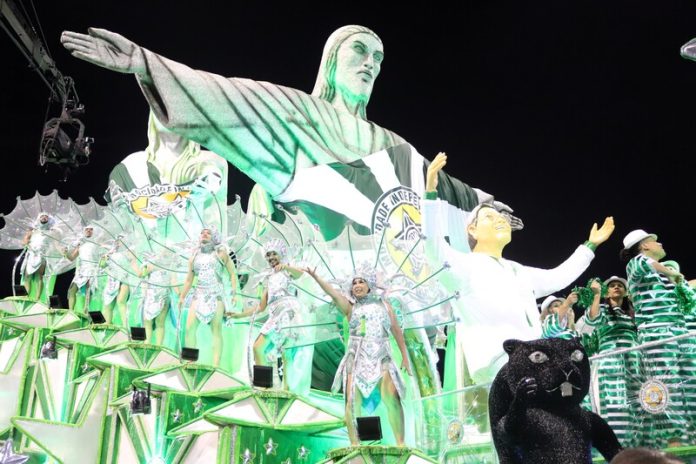 Fotos: desfile da Uirapuru da Mooca no Carnaval 2024