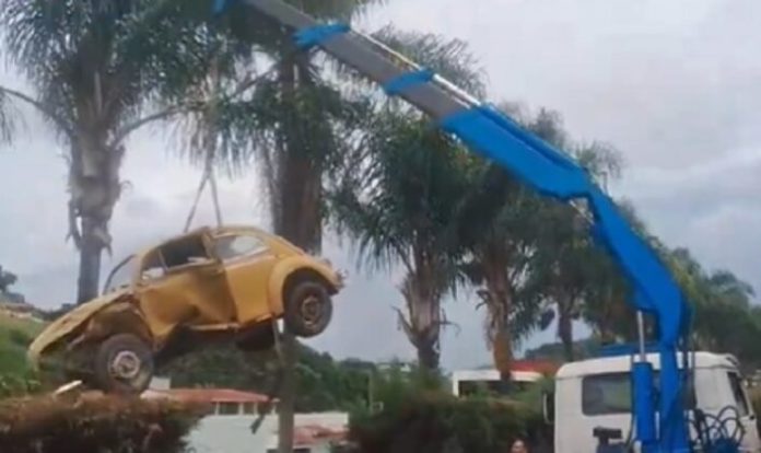 Fusca 1972 fica pendurado em barranco após acidente em Ipuiúna