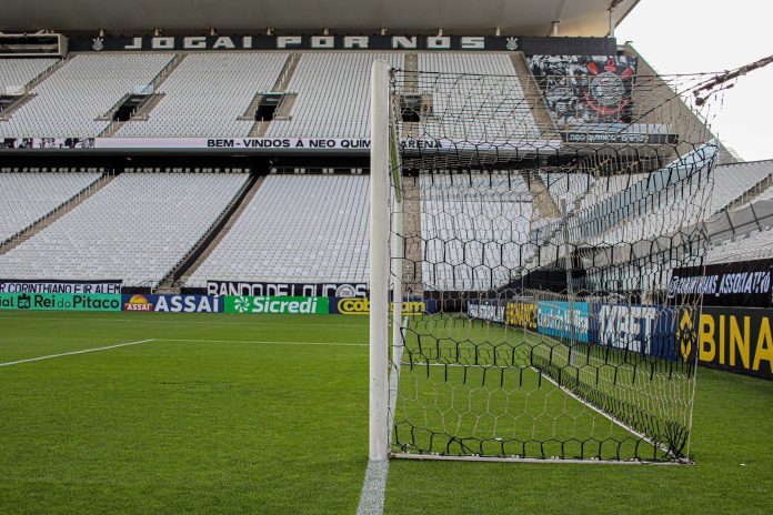 Goleiro Bruno está fazendo carrreira no interior do Rio de Janeiro