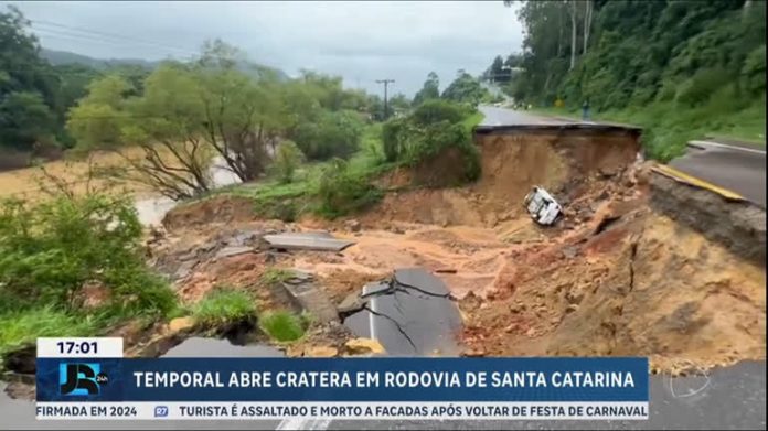 Grande cratera se abre na pista da BR-470, em Santa Catarina - JR 24H