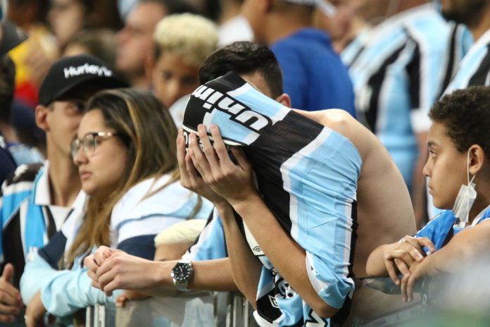 Grêmio passa vergonha e goleiro ganha abraço de rival após tomar gol