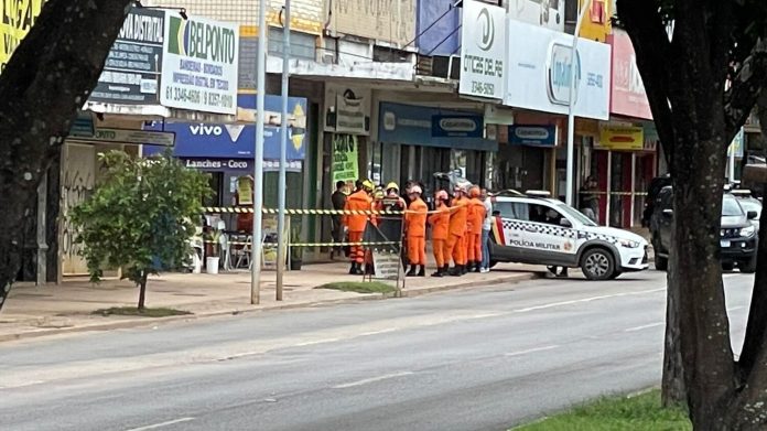 Homem armado com faca faz seis reféns em sala comercial na 512 Sul, em Brasília - Notícias