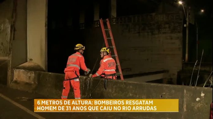 Homem é resgatado pelo Corpo de Bombeiros após cair no leito do rio Arrudas, em BH