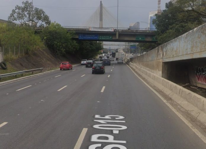 Homem fica ferido após capotar o automóvel na Marginal Pinheiros