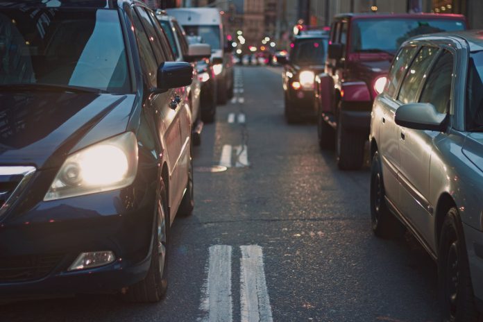 Homem fica ferido após ser atropelado por automóvel na Avenida Nossa Senhora da Assunção