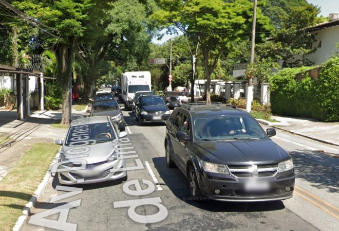 Homem fica ferido após ser atropelado por carro na Avenida Diógenes Ribeiro de Lima