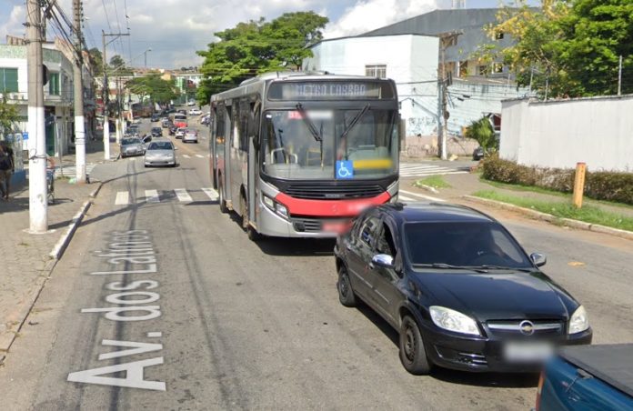 Homem fica ferido após ser atropelado por carro na Avenida dos Latinos