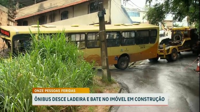 Imagens mostram momento da retirada do ônibus que colidiu com muro de imóvel em BH