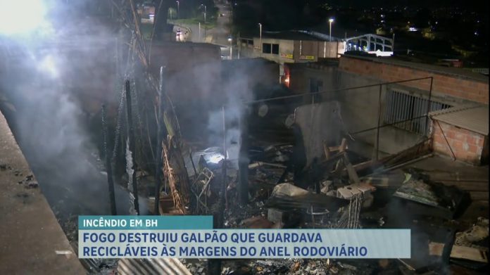 Incêndio assusta moradores de comunidade às margens do Anel Rodoviário, em BH