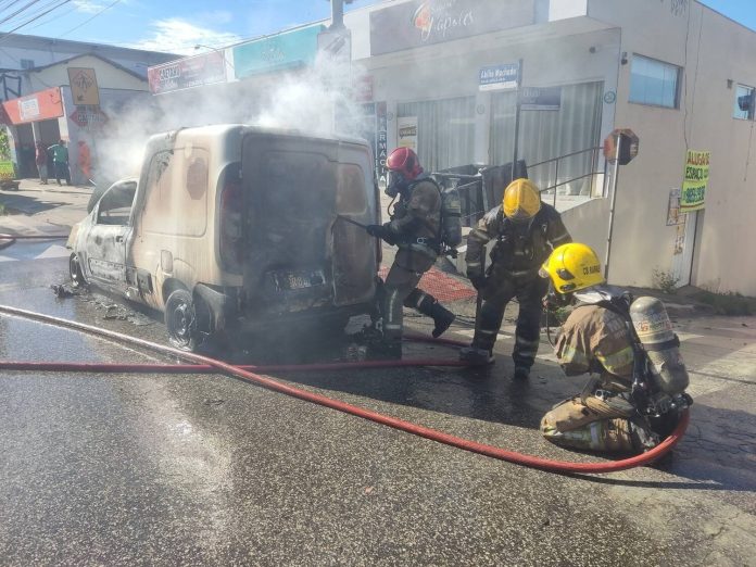 Incêndio destrói furgão de empresa de comércio eletrônico na RMBH