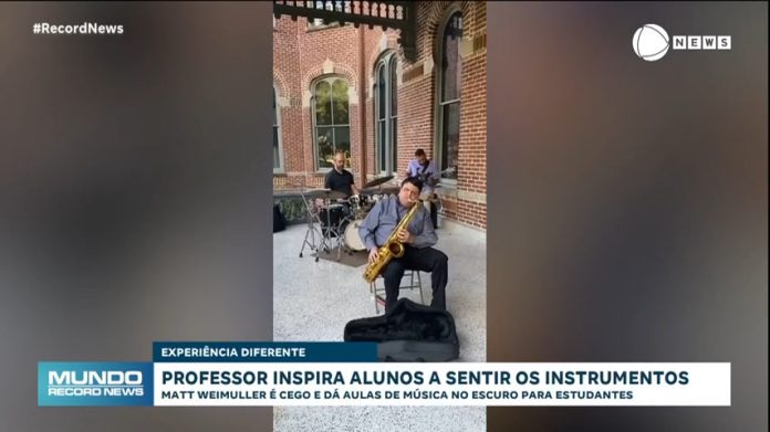 Inspirador! Professor cego ensina saxofone para seus alunos de uma forma diferente