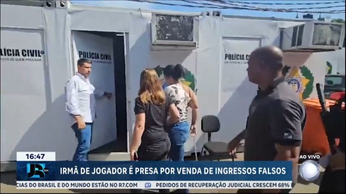 Irmã de ex-jogador Léo Moura é presa suspeita de vender ingressos falsos para camarotes na Sapucaí - JR 24H