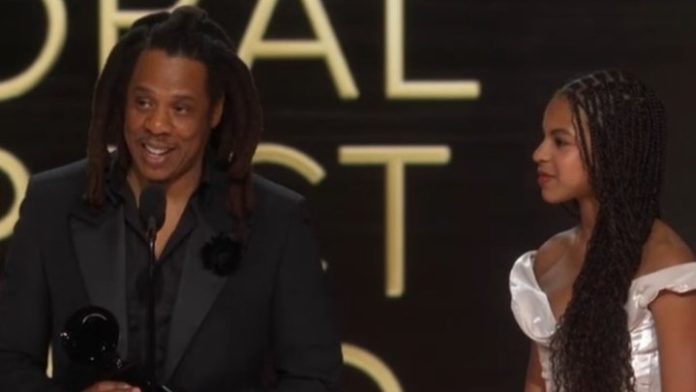 Jay-Z leva Blue Ivy ao palco para receber prêmio 